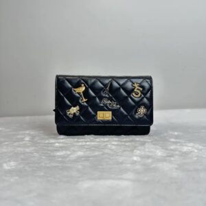 Pre-owned Chanel Limited Edition Badge 2.55 WOC Chain Bag Black Gold Cowhide Shoulder Bag Crossbody Bag BJ2018-2019